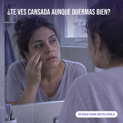 ¿Te ves cansada aunque duermas bien? Mujer mirándose las ojeras al espejo