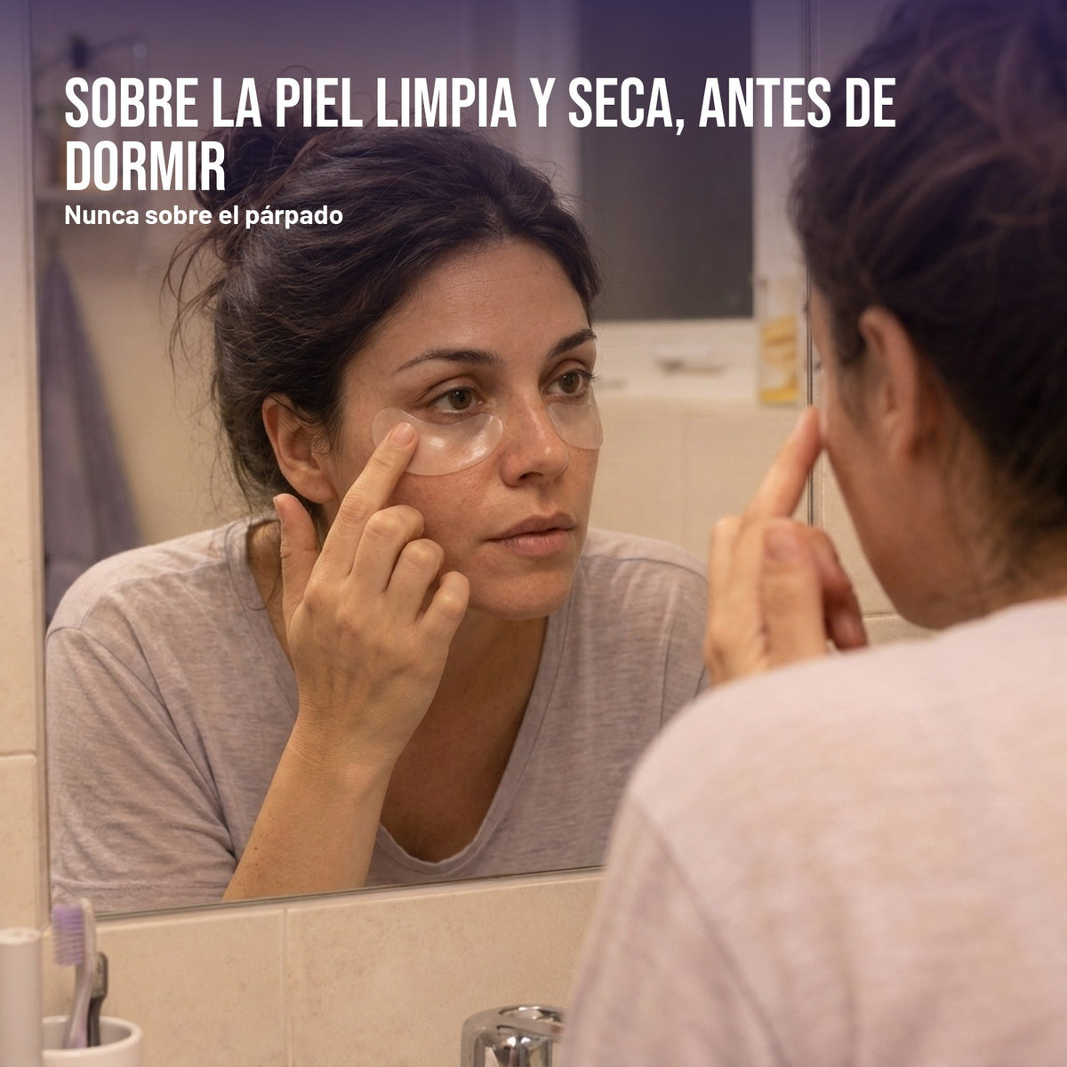 Mujer poniéndose el parche bajo el ojo frente al espejo, antes de dormir
