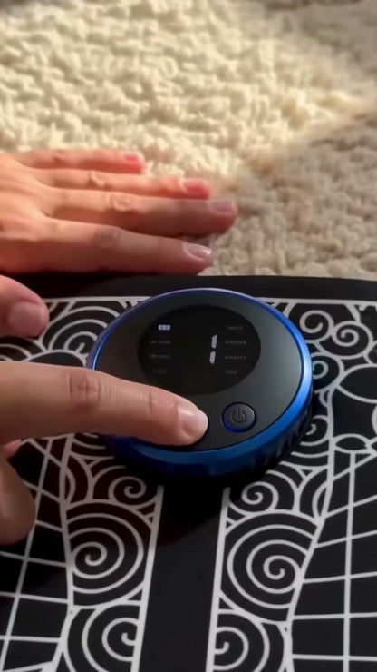 Mano operando el control de la alfombra NovaFeet con la pantalla encendida