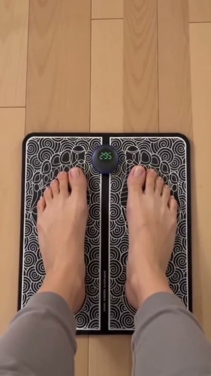 Pies descalzos apoyados sobre la alfombra NovaFeet en el piso